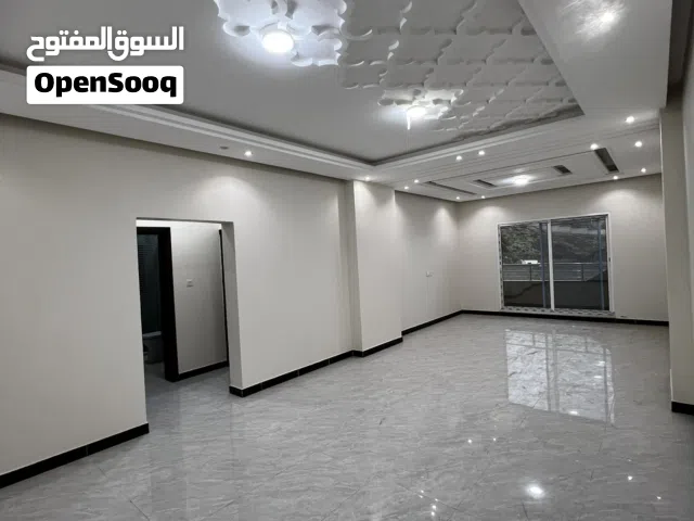 شقة للبيع في اااافخم مواقع صنعاء جوار الجامعة اللبنانيه جنوبي غربي دافيه ومهويه من كل الجهات حر معمد