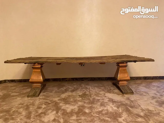 طاولة خشبية فخمة