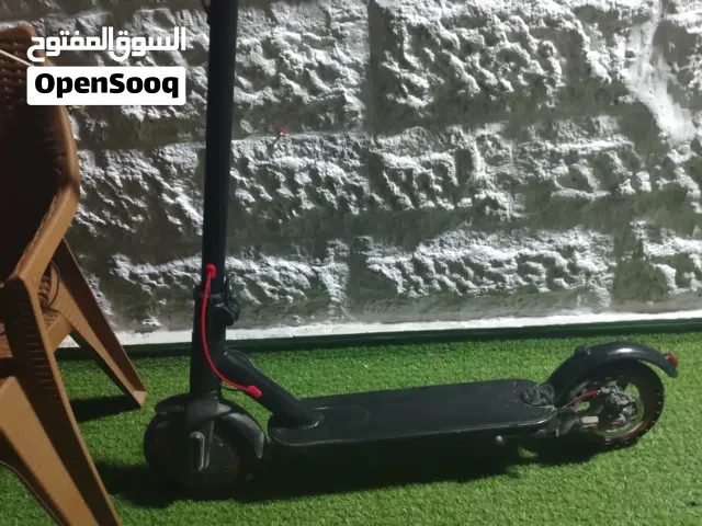 سكوتر كهربائي  مستعمل مكسور جناحه ولاكن مثبت ومابنكسر وصلب وعجاله واحد نفخ وواحد صب سرعته 30