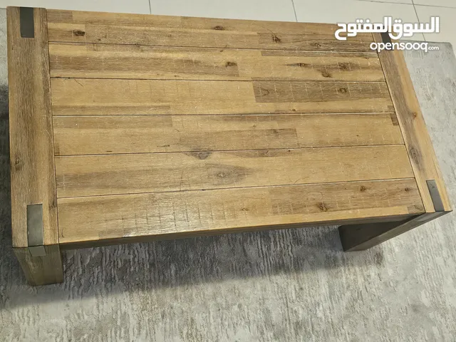 مجموعة أثاث خشبي أنيق وعصري (طاولات، وحدة تلفزيون، أرفف