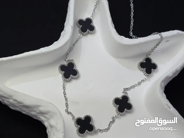 قلادة فان كليف اسود