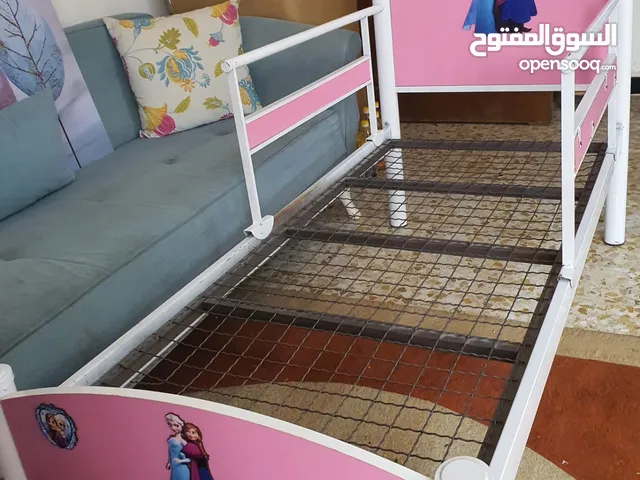 سرير حديد بناتي بتصميم مستوحى من شخصية فروزن الشهيرة، يجمع بين الجمال والعملية لغرف الأطفال