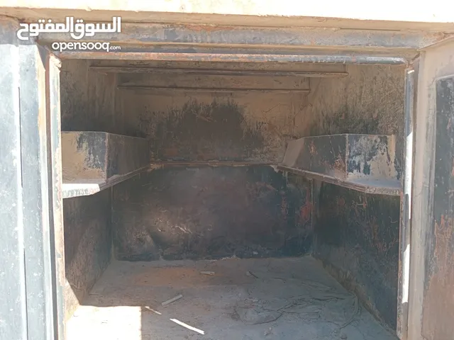 صناديق عدة ومطبخ للبيع