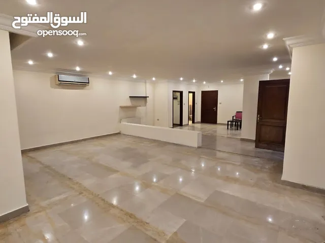 شقة فارغة في أرقى واجمل مناطق عبدون ارضي مع حديقة