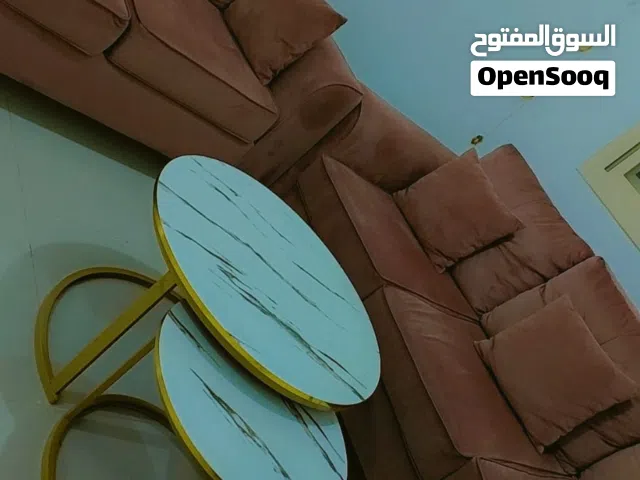 كنب شبه جديد استخدام اربع شهور للبيع بدواعي السفر وطاولات هدية مع كنب