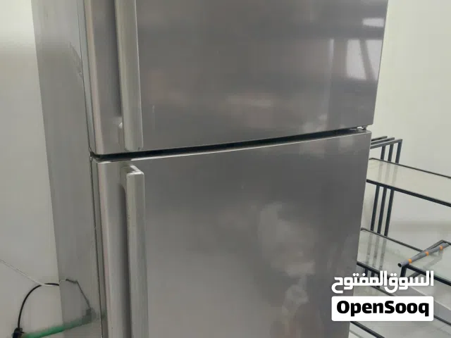 ثلاجة نوع هيسنس نظيفة وتبريدها جيد جدا  للفريزر والمبرد