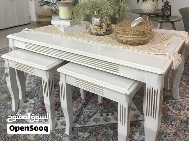 طاولة وسط مع اسكملات