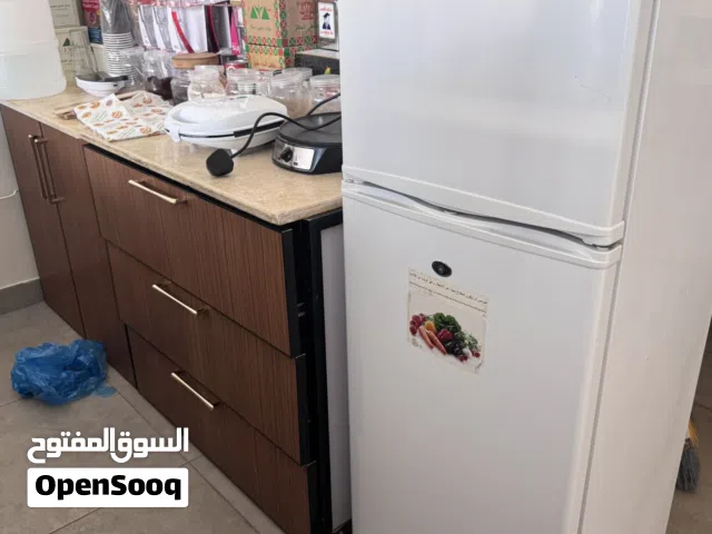 أغراض محل شاهي كراسي وطاولات