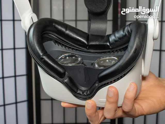 نظارة الواقع الافتراضي Oculus Quest 2 مهكر مع جميع ملحقاتها للبيع!