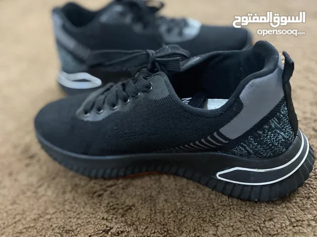 حذاء رياضي اسود مقاس 42