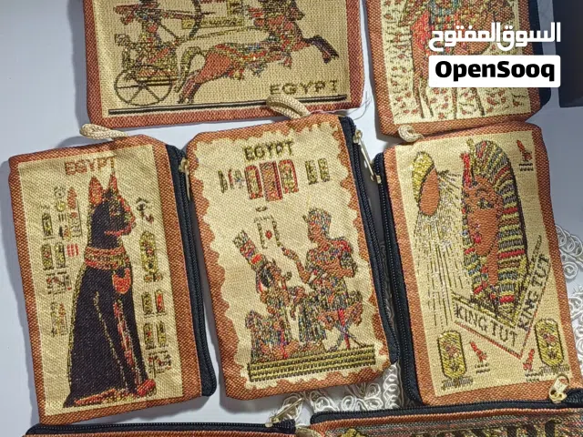محفظة او مقلمة بسحاب بحجم كف اليد عليها رسومات فرعونية