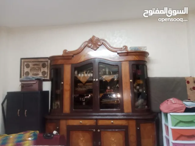 بوفيه خشب زان قطعه تحفة قطعتين ملبس خشب ورد شبه جديد للبيع بسعر حرق ومستعجل