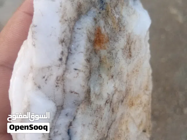 حجر طبيعي بلون أبيض مع نقوش مميزة مناسب للزينة أو القص (خواتم) الحجم متوسط الموقع: جازان السعر قابل