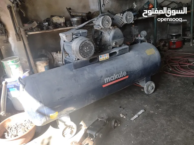 كمبريسة هواء سعة 200L بحال الوكاله للبيع بسعر مغري