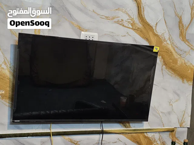 شاشة سمارت 46 انش، بحالة الوكالة لزقات الحواف لسا موجود عليها، نوع TOSHIBA  ادفع بحق الله وخذها