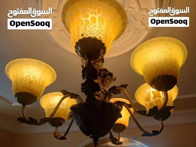 ثريا عدد / 2 مع 12 لمبة وثلاث اكواب زجاجية احتياط من نفس صنف الزجاج على الييعة . مع سوك احتياط ..