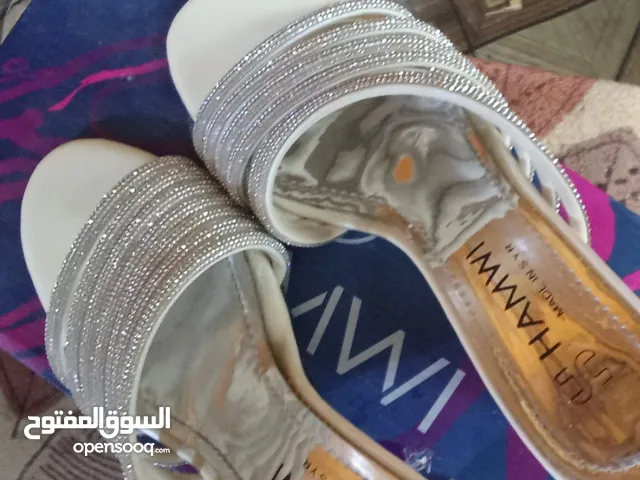 حذاء ابيض فضي