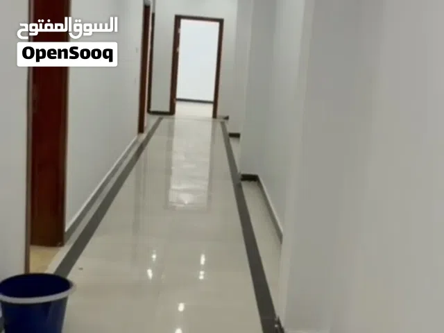 شقة خدمية تشطيب حديث ممتازة في الحشان بالقرب من سوق عويطي مناسبة لشركات ومكاتب وانشطة خدمية