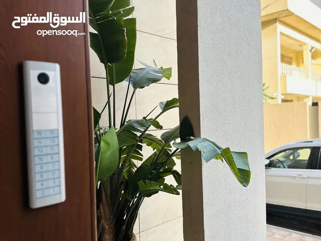 ارض تجارية للبيع على الرئسي سوق الجمعة 11يونيو صفة معارض سيارات