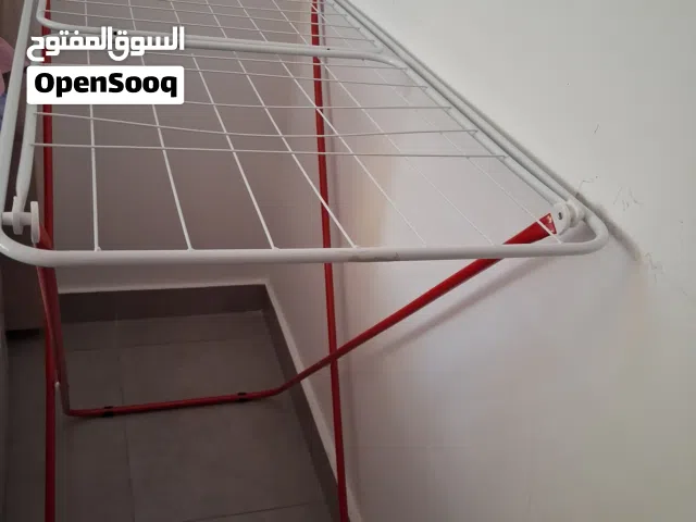 سله غسيل بعجله لسهولة الحركه مع  منشر داخلي ووعاء غسيل استعمال خفيف من 4 شهور