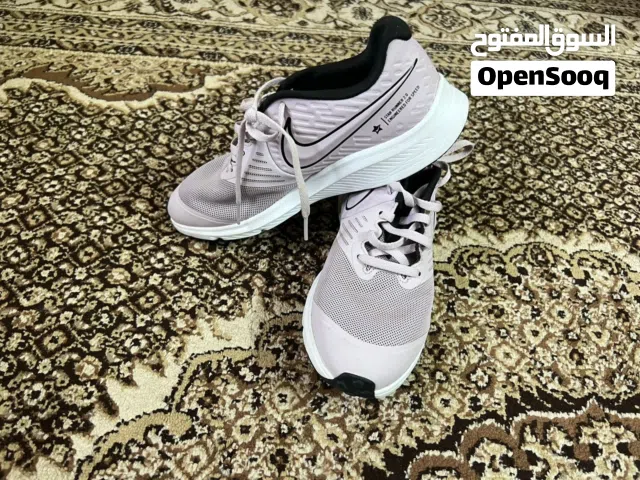 بوط رياضي ماركة اديداس نمره 38