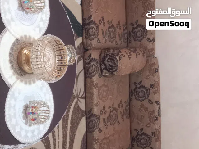 طقم فرشات بحالة جيدة وطالولة شاشة مع ارفف