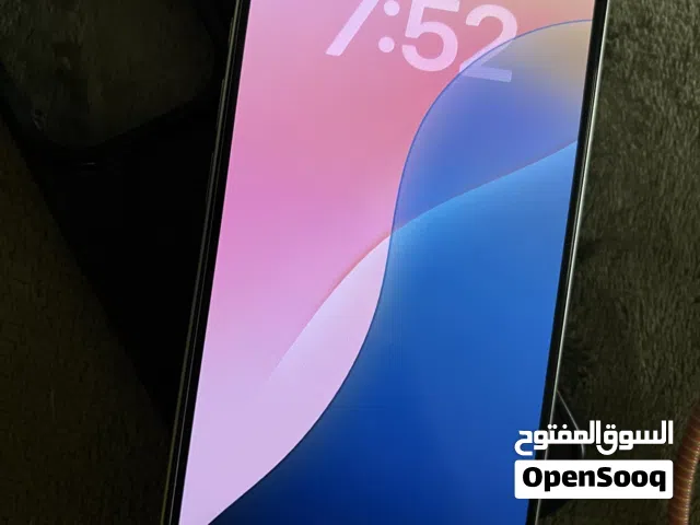أيفون 16 برو أبيض بحالة ممتازة مع شاحن وذاكرة 128 جيجابايت