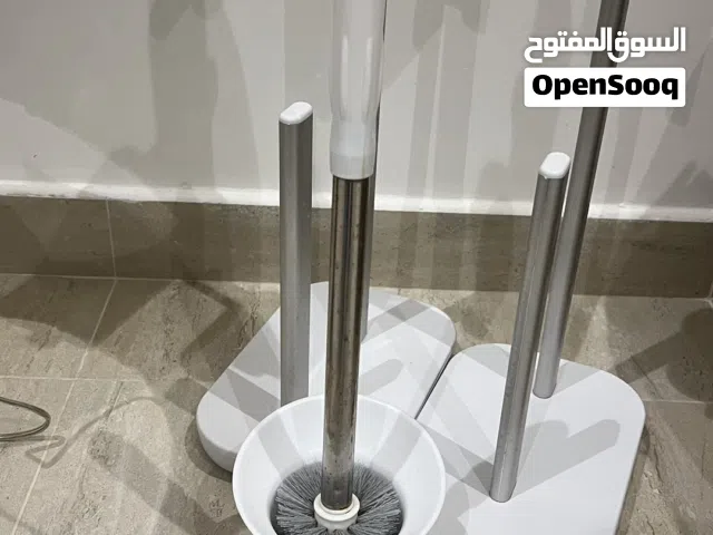 طقم دورة مياه مستعمل - حامل مناديل (قطعتين) + سلة نفايات استيل صغيرة + فرشاة حمام بلاستيك