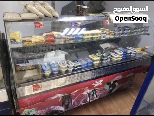 تلاجة عرض اجبان ولحوم بيضاء