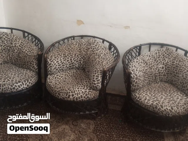 اربع كراسي خيزران للبيع بسعر مغري مع طاوله وسط