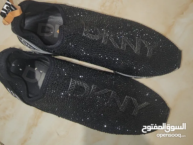 This is dkny shoes i buy from dkny 2 years ago but i only wear 2 times هذا حذاء DKNY اشتريته من DKNY