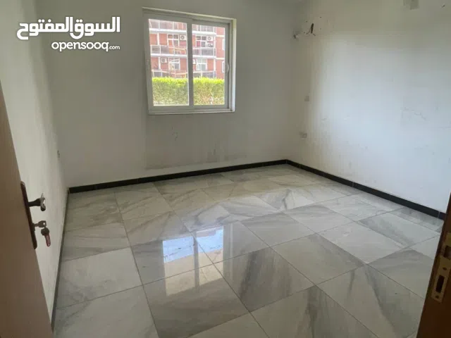 شقة في مجمع حي العدل، ارضية، تحتوي على حديقة خاصة، ثلاث غرف ، مطبخ، صالة كبيرة، 2 حمامات