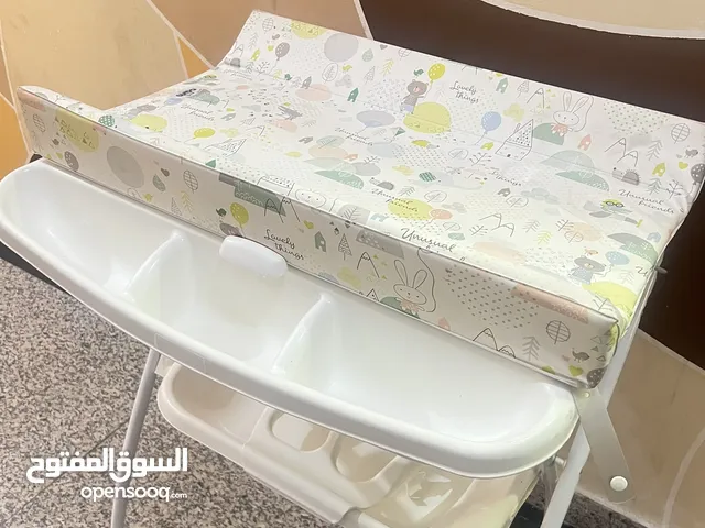 Cam Foldable changing table with a bathtub...