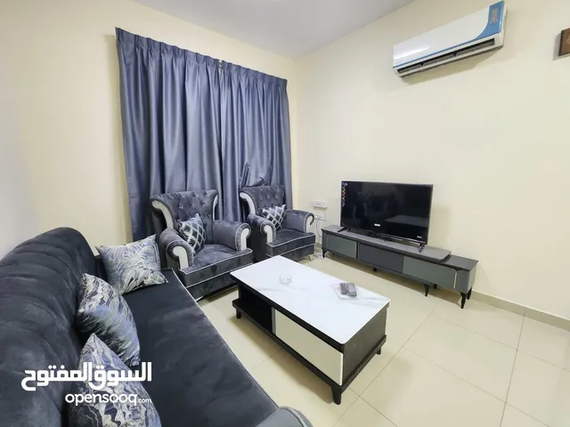 شقة غرفة وصالة مفروشة فرش راقي (بدون شيكات) بغلا بجوار وكالة لينكو مطلة علي شارع السلطان قابوس