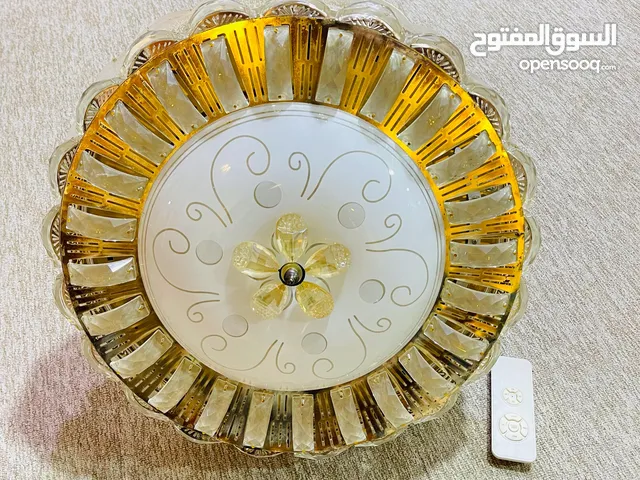 ثريه ومروحه بيها ثلاث الوان ابيض وثلجي واصفر كلش حلوه ومرتبه وبيها مجال للشراي