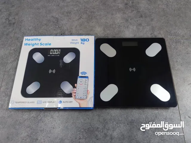 ميزان يعمل بالشحن ويرتبط بالهاتف ليعطي قرائات للجسم