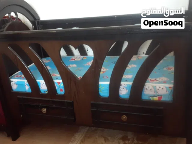 سرير أطفال خشب بحالة ممتازة – مع درجين تخزين قابل للتفاوض