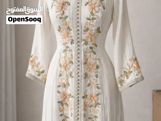 جلابية بيضاء مطرزة فاخرة