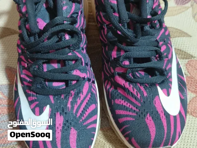 بوت Nike Air Max اصلي نمره 37 لبسه مرتين فقط بدي ابيعه عل 8