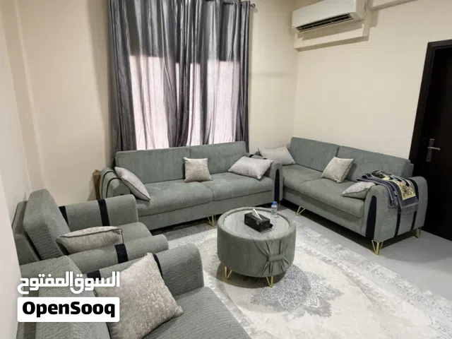 شقة باثاث نظيف وراقي قريب من كل الخدمات المعبيلة