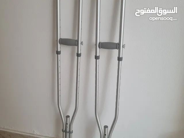 عكازات تحت الذراع