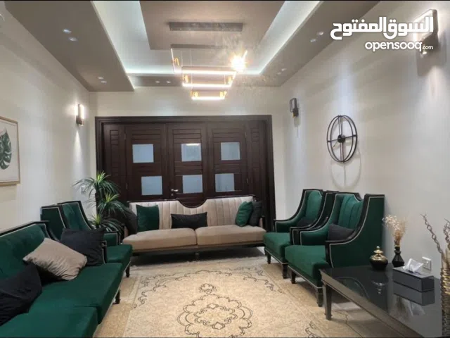 بيت ثلاث طوابق جديد معزول بدرج خارجي398 م