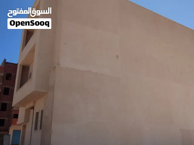 مبنى نص تشطيب للإستثمار او الإجار وكل شي موضح في الصور المكان تاجوراء خلف مركز البحوث الصناعية