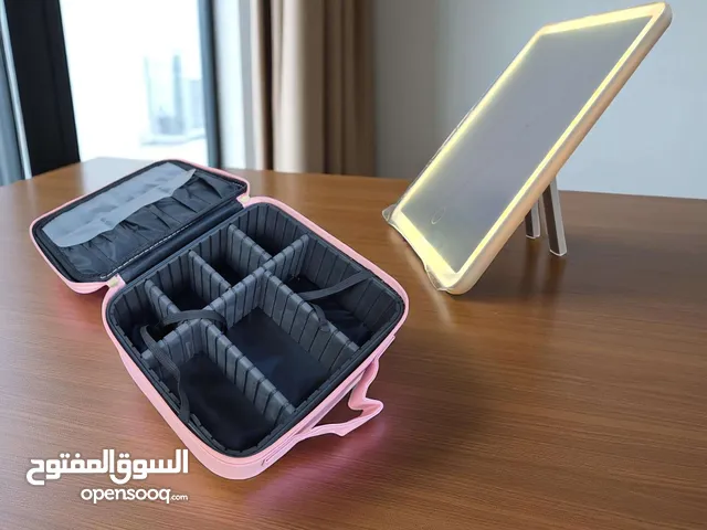 صندوق مكياج مع مرآة ( حقيبة وحافظة مكياج ومرآة ذات اناره على الشحن السلكي)