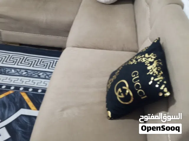 صالون حرف ال وسجادة جديدة وطاولة جلسة حكم جديدة للبيع