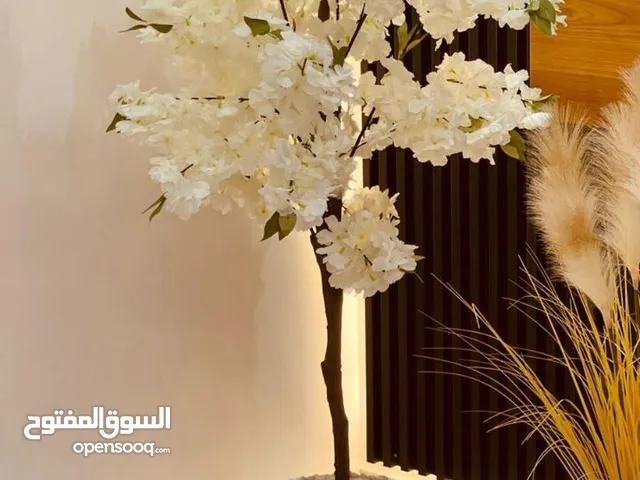 شجرة لوز اصطناعية فاخرة 175 سم – أوراق وزهر طبيعي الملمس + قاعدة بورسلان وحصى أبيض – ديكور راقي جدا