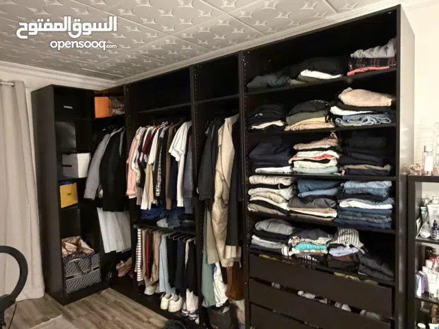 للبيع خزانة من ايكيا مع اغراض للغرفة