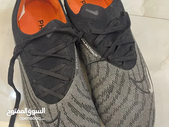 حذاء نايك رقم 2 للعشب الطبيعي مستخدم مره فقط