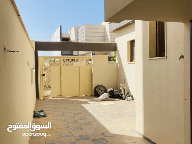 250 m2 4 Bedrooms Townhouse for Rent in Tripoli Tajura