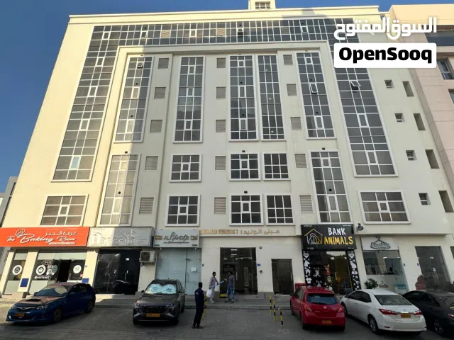 للبيع شقة سكنية غرفه وصاله والمرفقات بموقع استراتيجي ولاية بوشر - بجنب فتدق الهطالي .